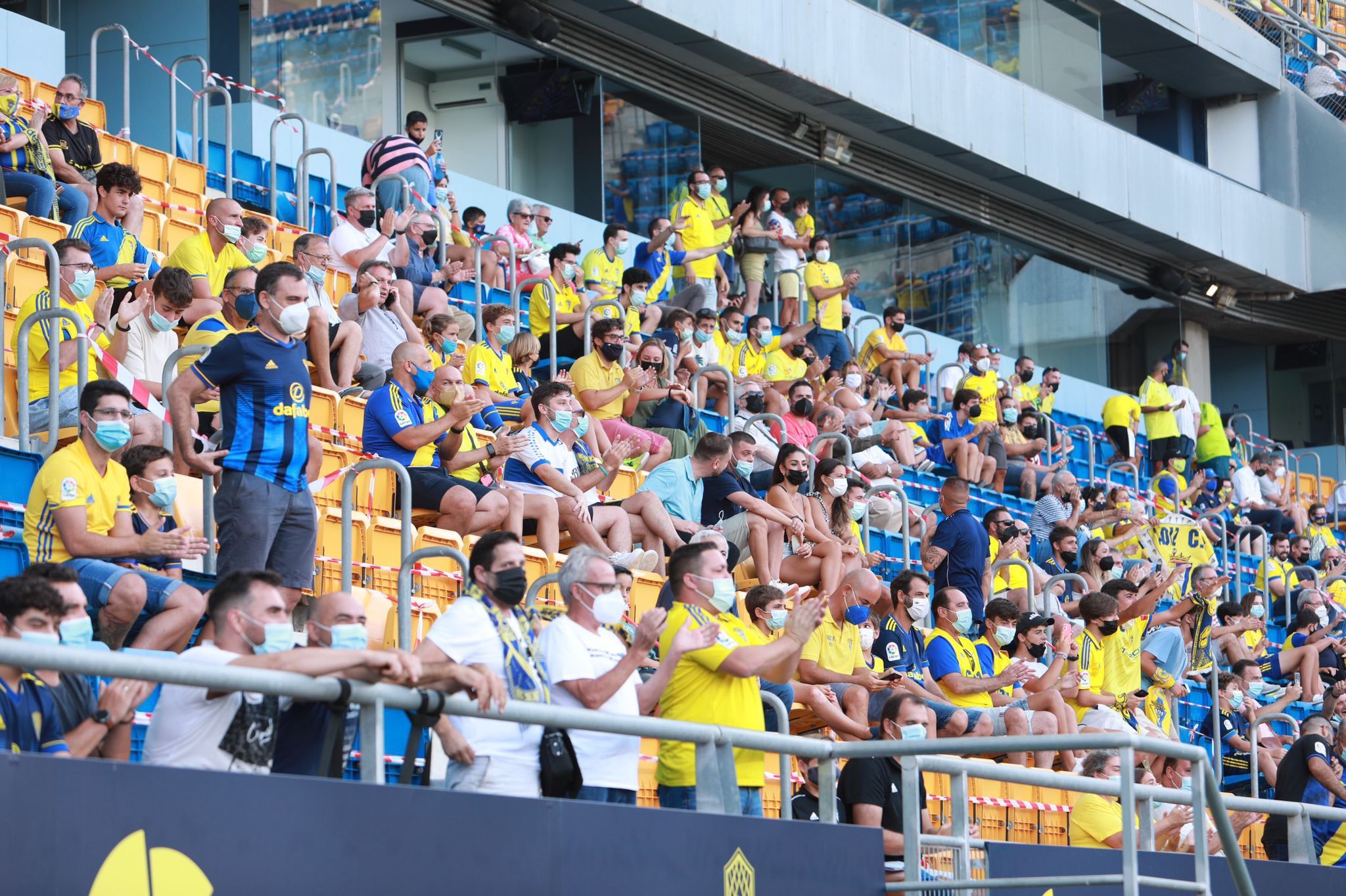 Aficionados cadistas, en el primer partido ante el Levante.   CADIZCF