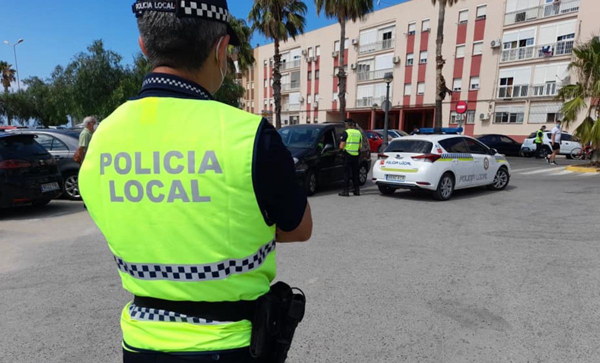 Un varón que golpea a un perro perdido alerta a los vecinos de Puerto Real.