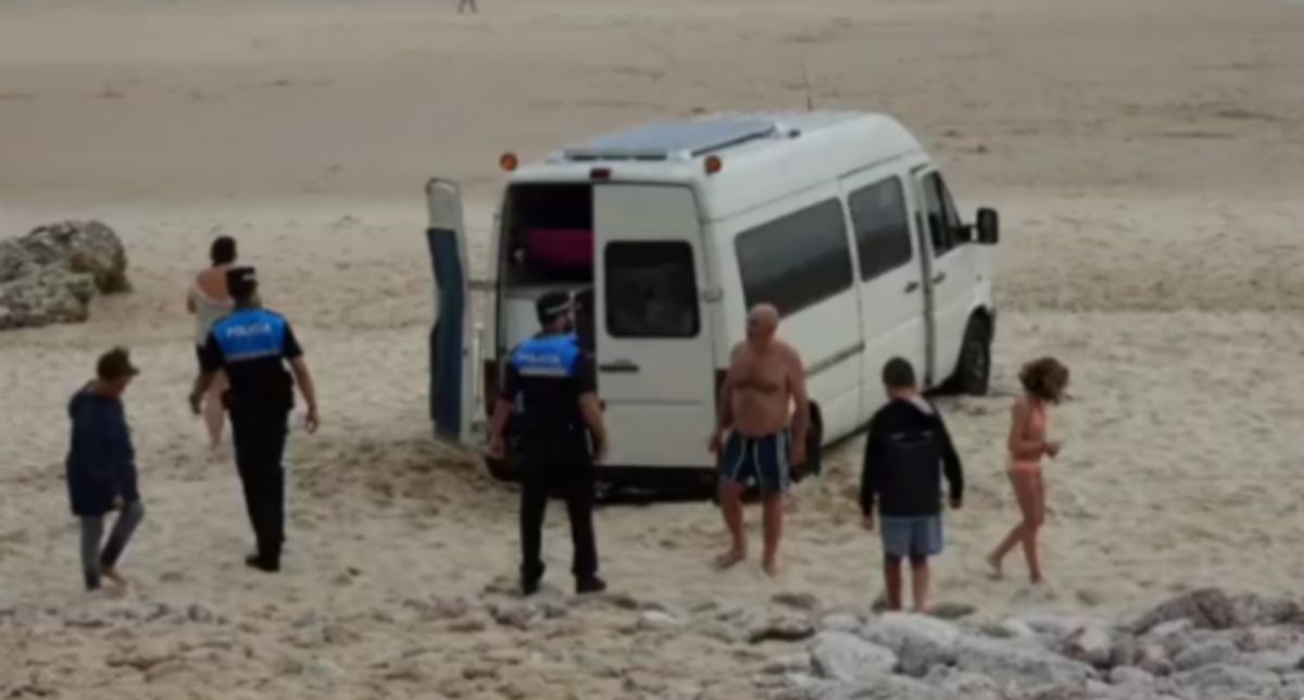 Los turistas franceses, siendo multados por la Policía tras encallar en la playa asturiana de Llanes.