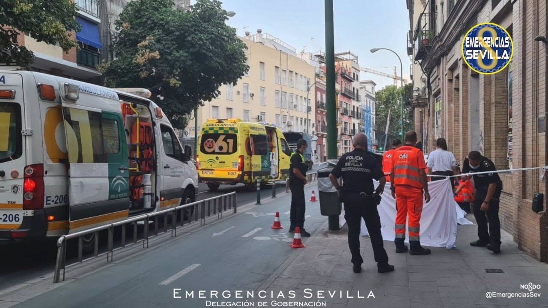 El operativo de Emergencias Sevilla y la Policía Local en la calle Recaredo, donde ha fallecido el hombre tras desplomarse de su bicicleta.