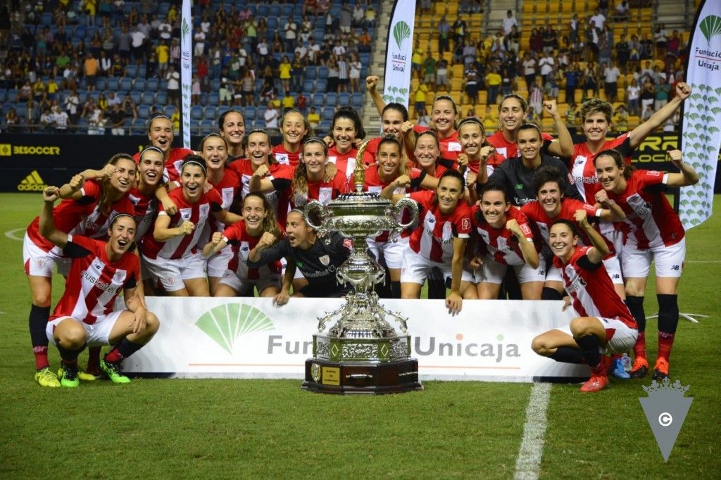 Las jugadoras del Athletic de Bilbao, con el Trofeo Carranza conquistado en 2019.   CADIZCF