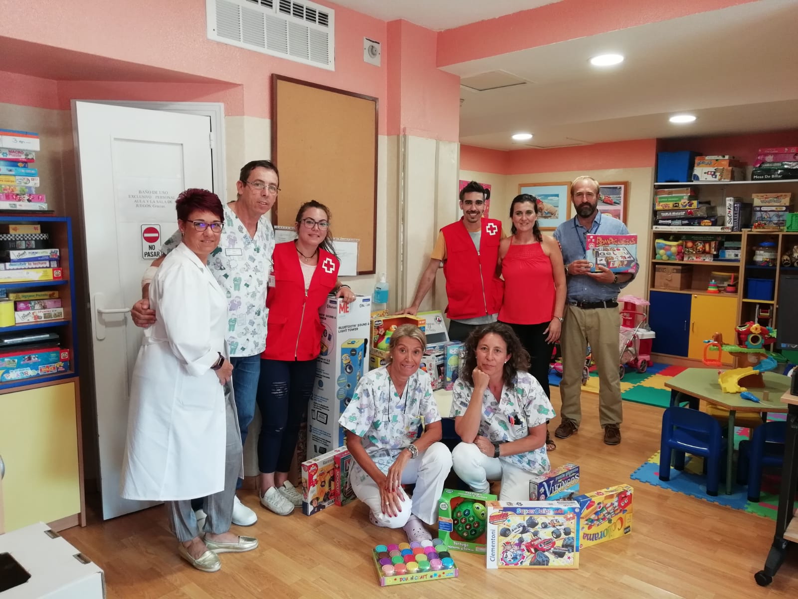 Cruz Roja donando juguetes al Hospital de Jerez. 