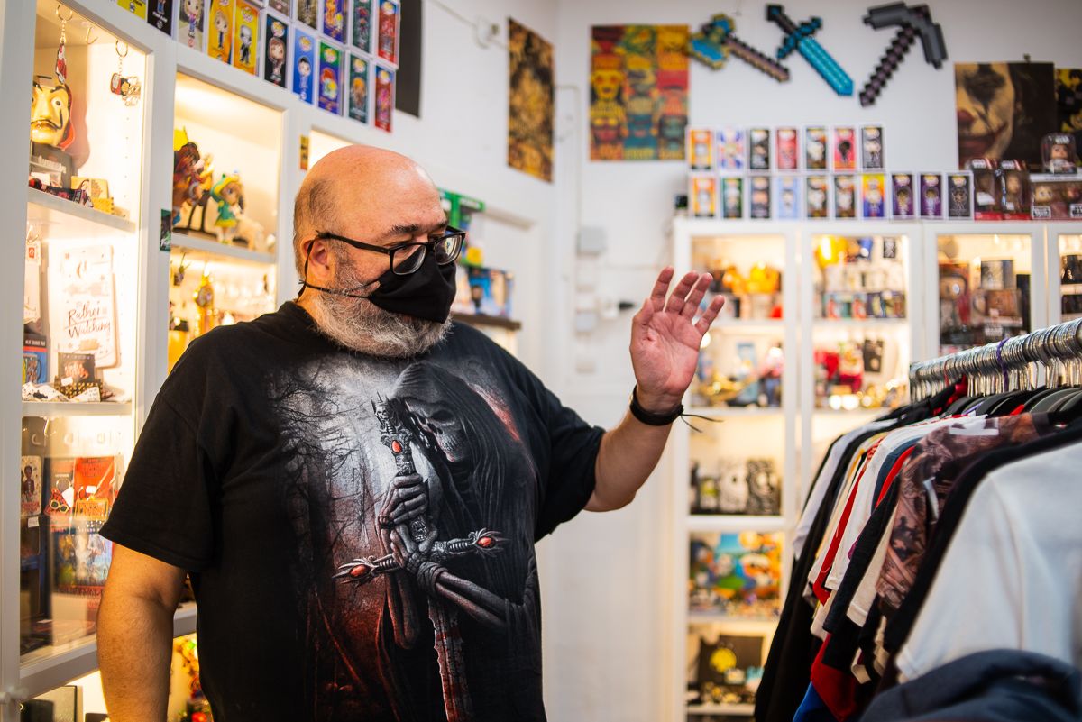 El puertorrealeño durante la entrevista en el interior de la tienda.