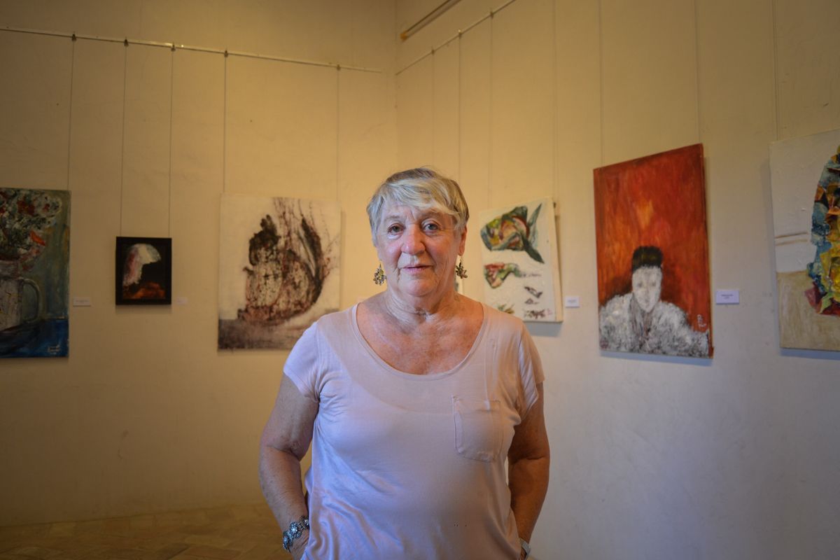 La artista francesa Bernadette Bonnet, junto a su exposición 'Humain'. FOTO: CLAUDIA GONZÁLEZ ROMERO. 