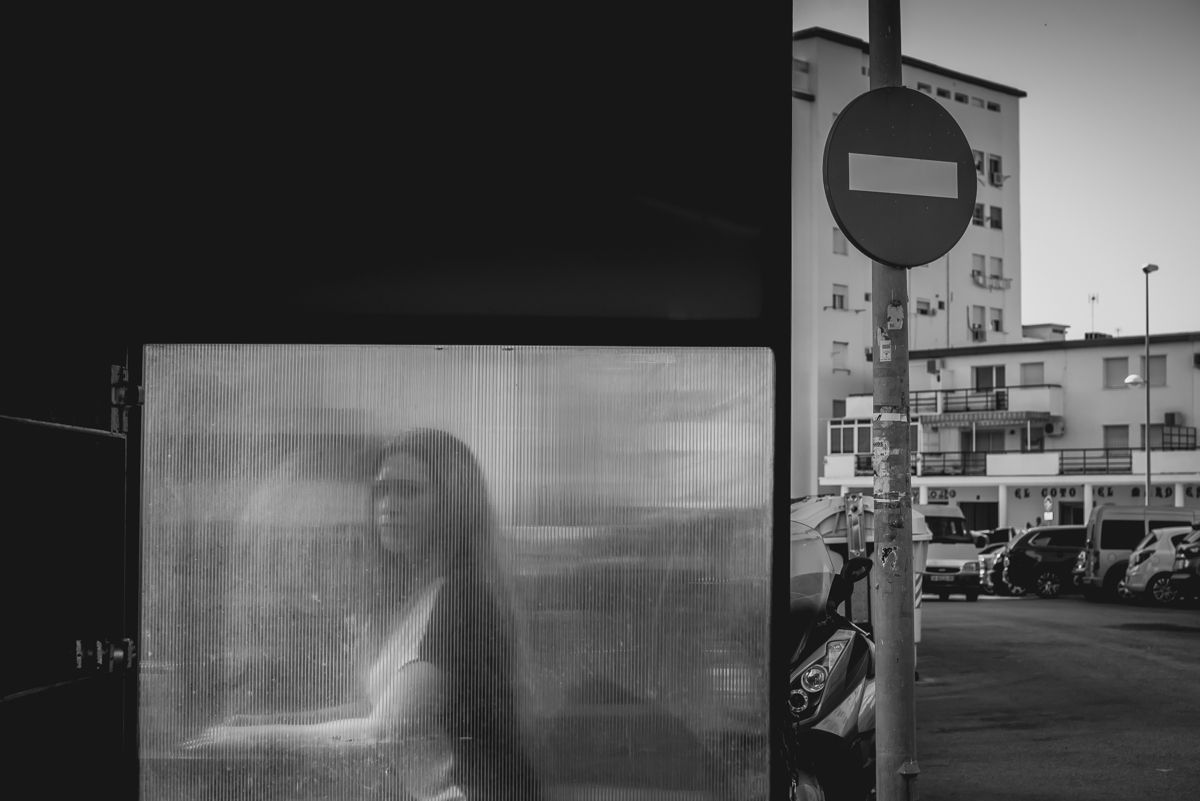 Soraya oculta su cara tras un cristal porque prefiere que no se la reconozca. FOTO: MANU GARCÍA
