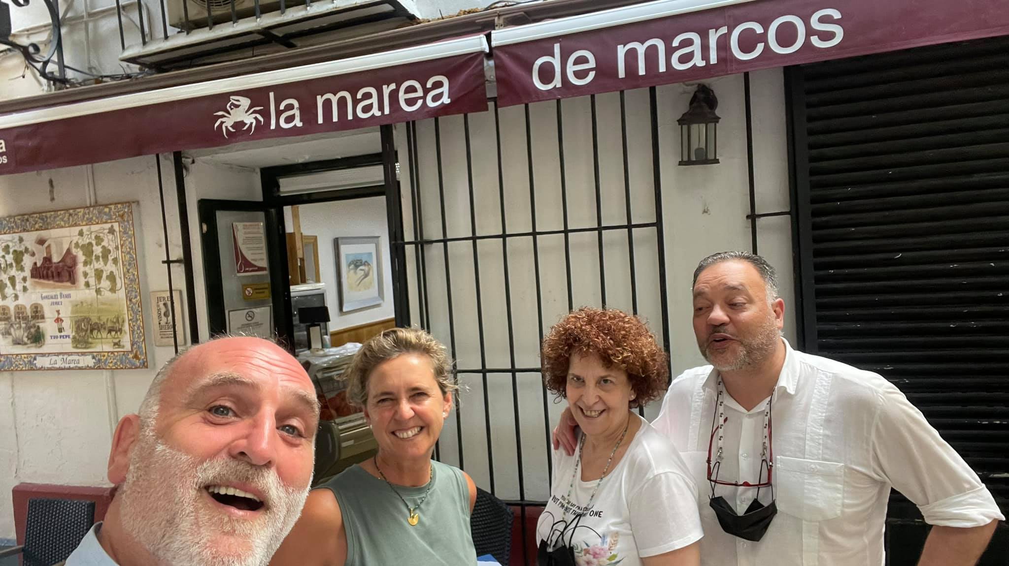 El chef José Andrés y su esposa Patricia con Marcos y Tere, del restaurante marisquería Marcos de Jerez