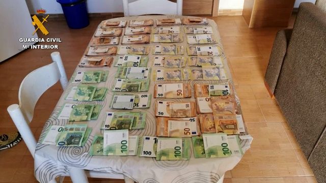 Parte del dinero intervenido en la operación contra la trama criminal de narcos polacos. GUARDIA CIVIL