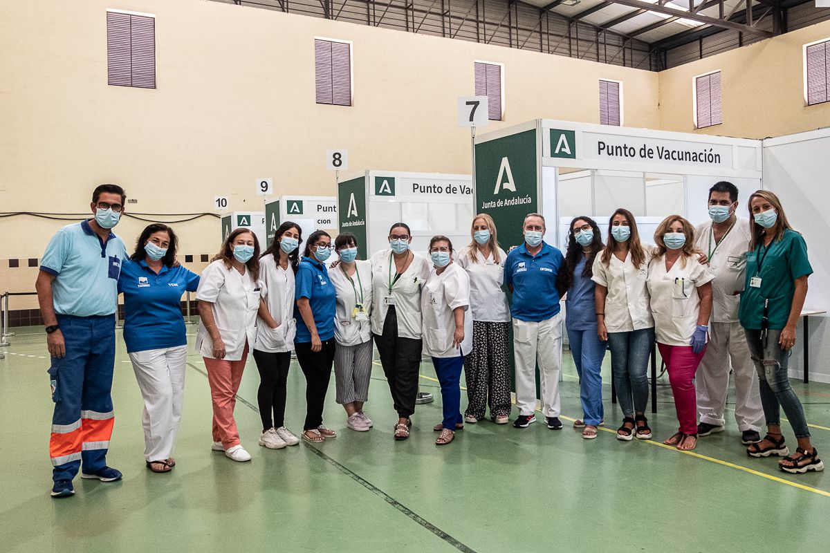 Detectan casos de la variante Mu en Cádiz, Granada y Sevilla. Equipo de vacunación contra el covid del Vega Veguita, en Jerez, en días pasados.