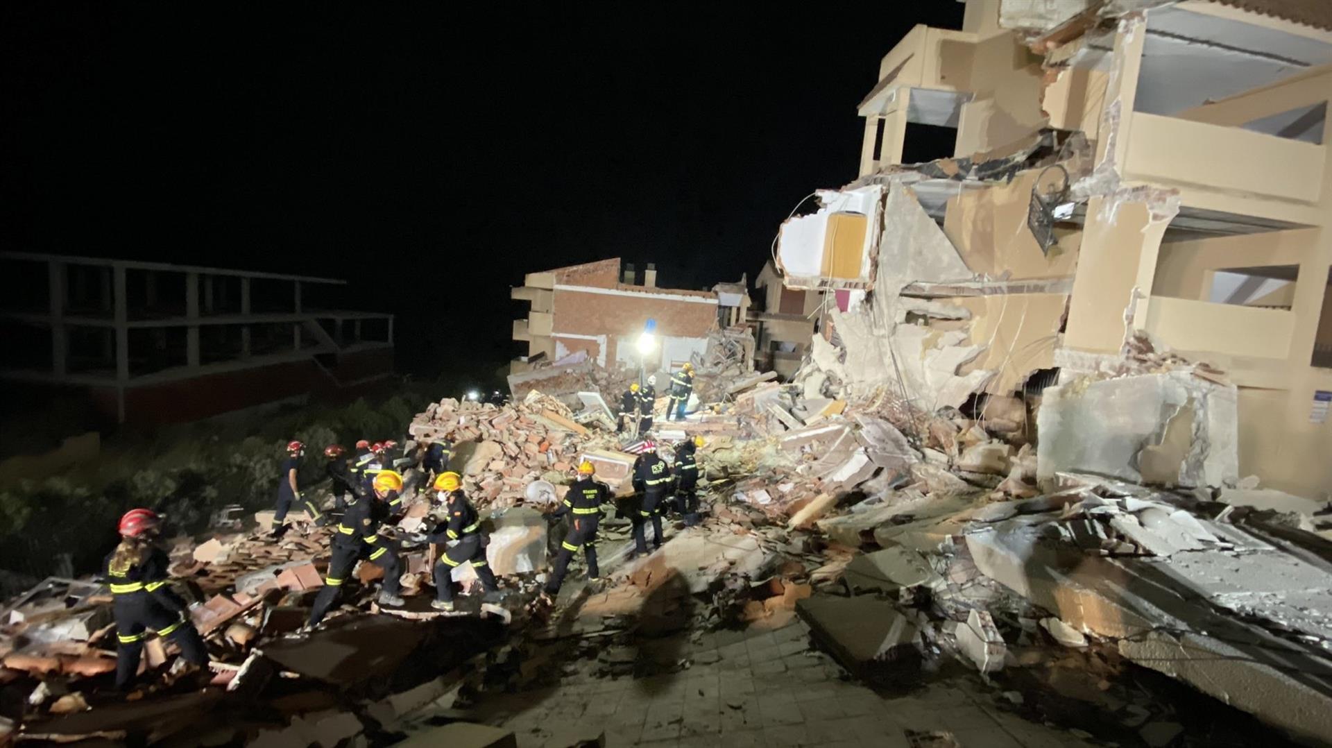 Localizado un menor sin vida entre los escombros del edificio desplomado en Peñíscola.