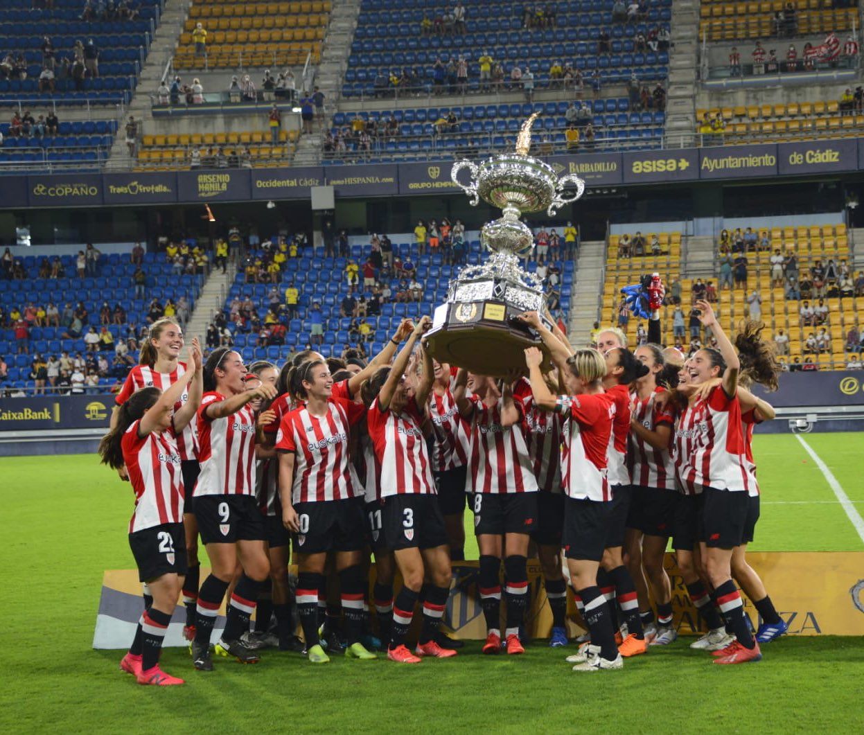 Las jugadoras del Athletic de Bilbao alzan el Trofeo Carranza.   CADIZCF