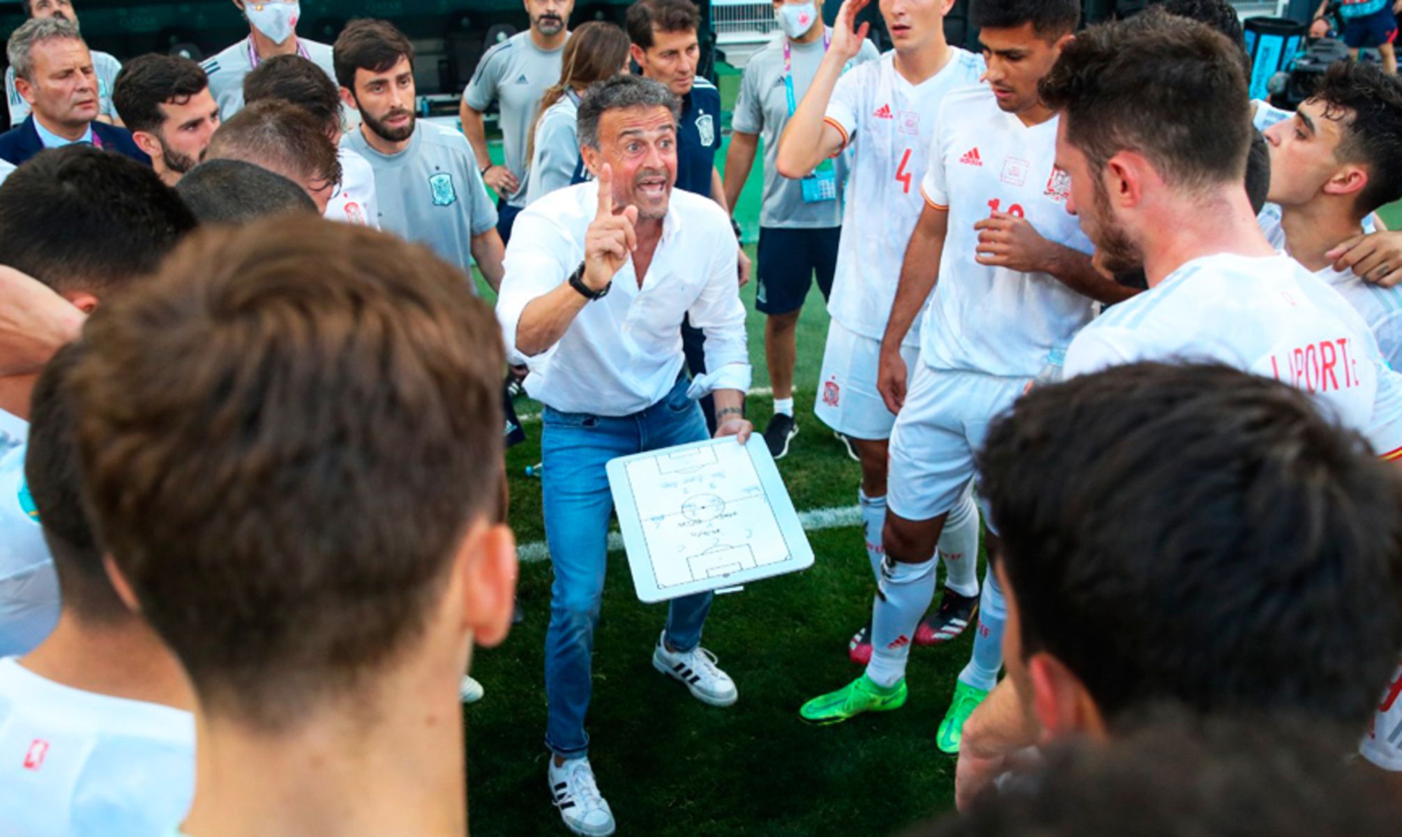 Luis Enrique da instrucciones a sus jugadores durante la Eurocopa.   FEF
