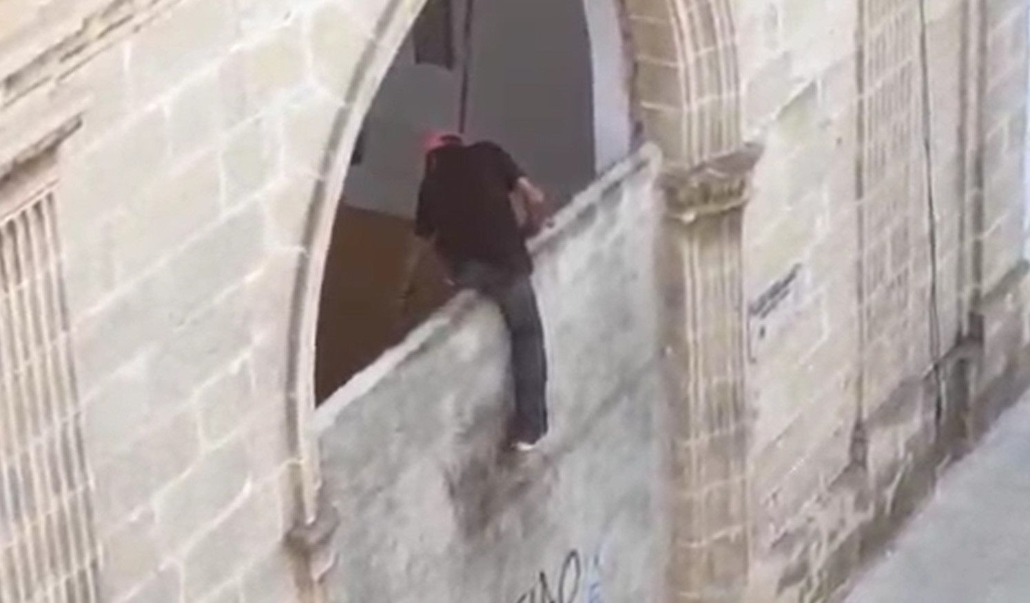 Indignación por el trasiego de personas que saltan por una puerta sin tapiar de un edificio de la calle Madre de Dios en Jerez.