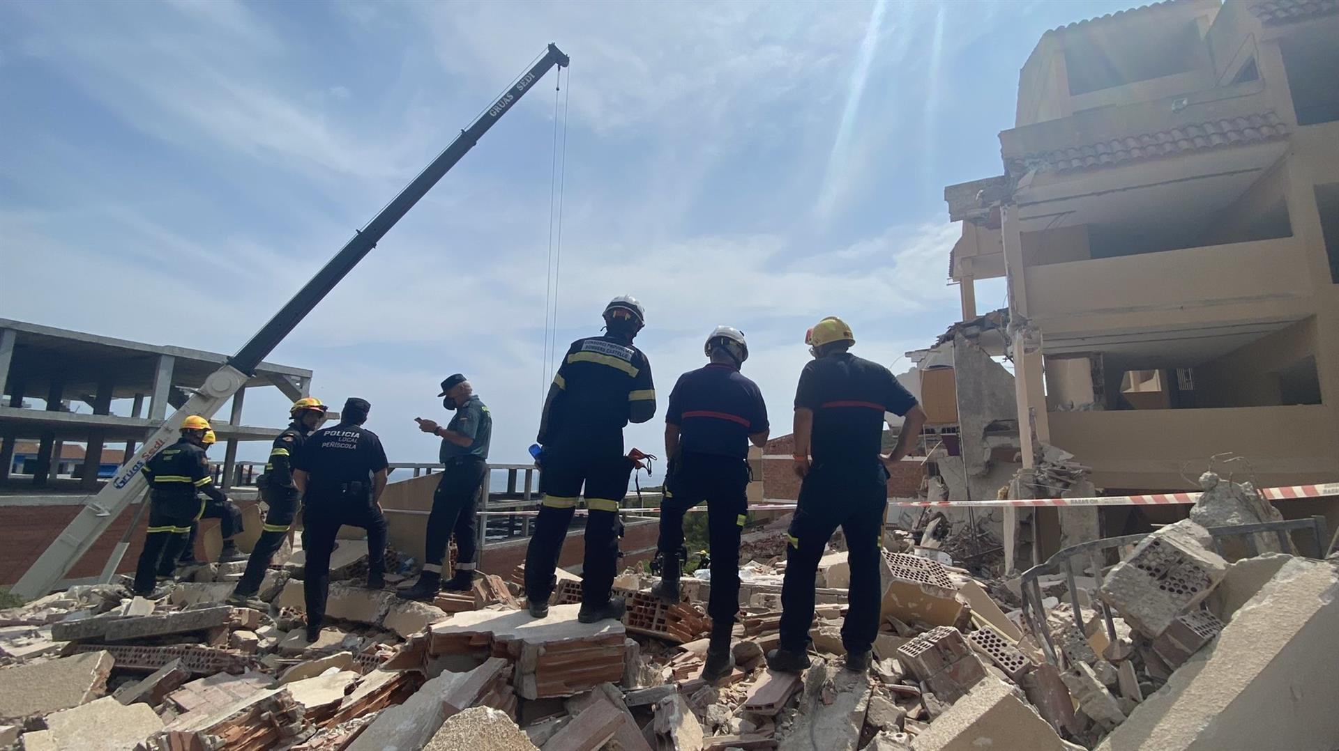 Efectivos trabajando tras el derrumbe de un edificio en Peñíscola, Valencia.