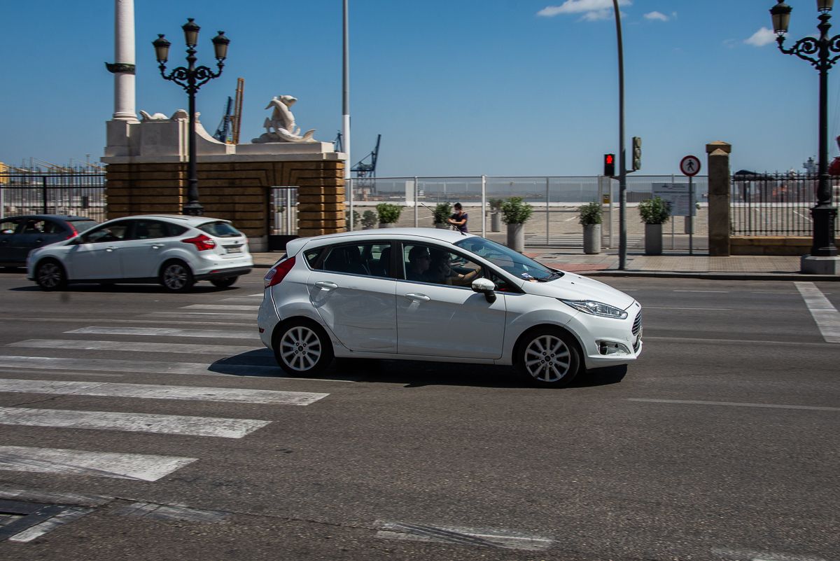 Un coche privado circulando por Cádiz.