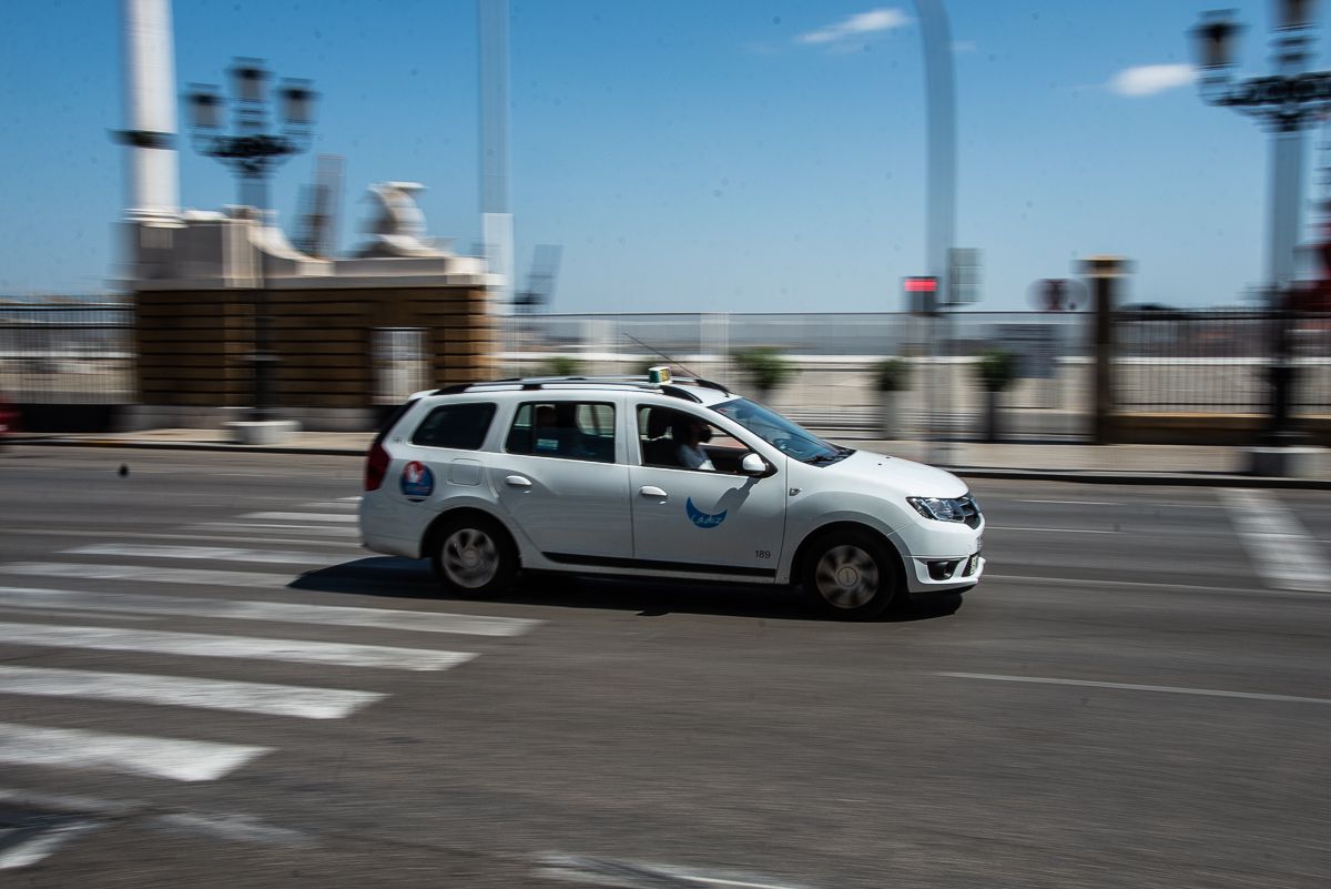 Un taxi recorre la avenida del Puerto, en la ciudad de Cádiz.