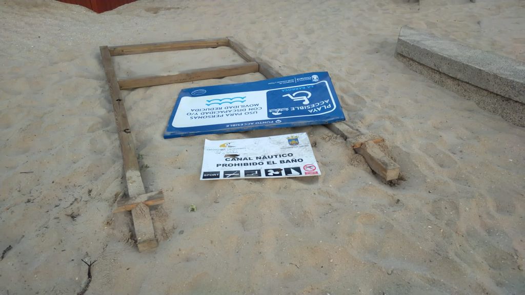 Vandalismo en la segunda pista de la playa de La Barrosa en Chiclana.
