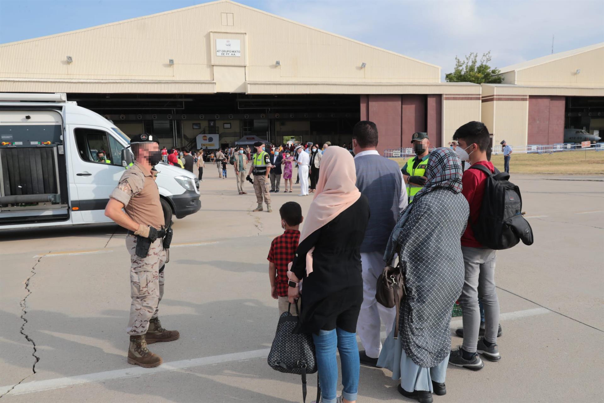 Un total de 292 personas evacuadas desde Afganistán llegan a la Base Aérea de Torrejón, a 25 de agosto de 2021, en Torrejón de Ardoz, Madrid.