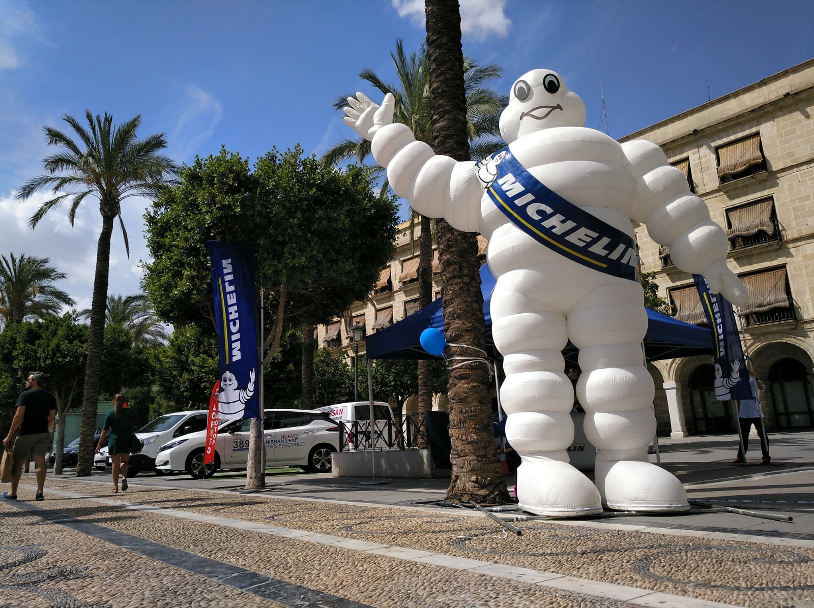 Hinchable de Michelín en la plaza del Arenal, en la Semana Europea de la Movilidad. FOTO: SEBASTIÁN CHILLA. 