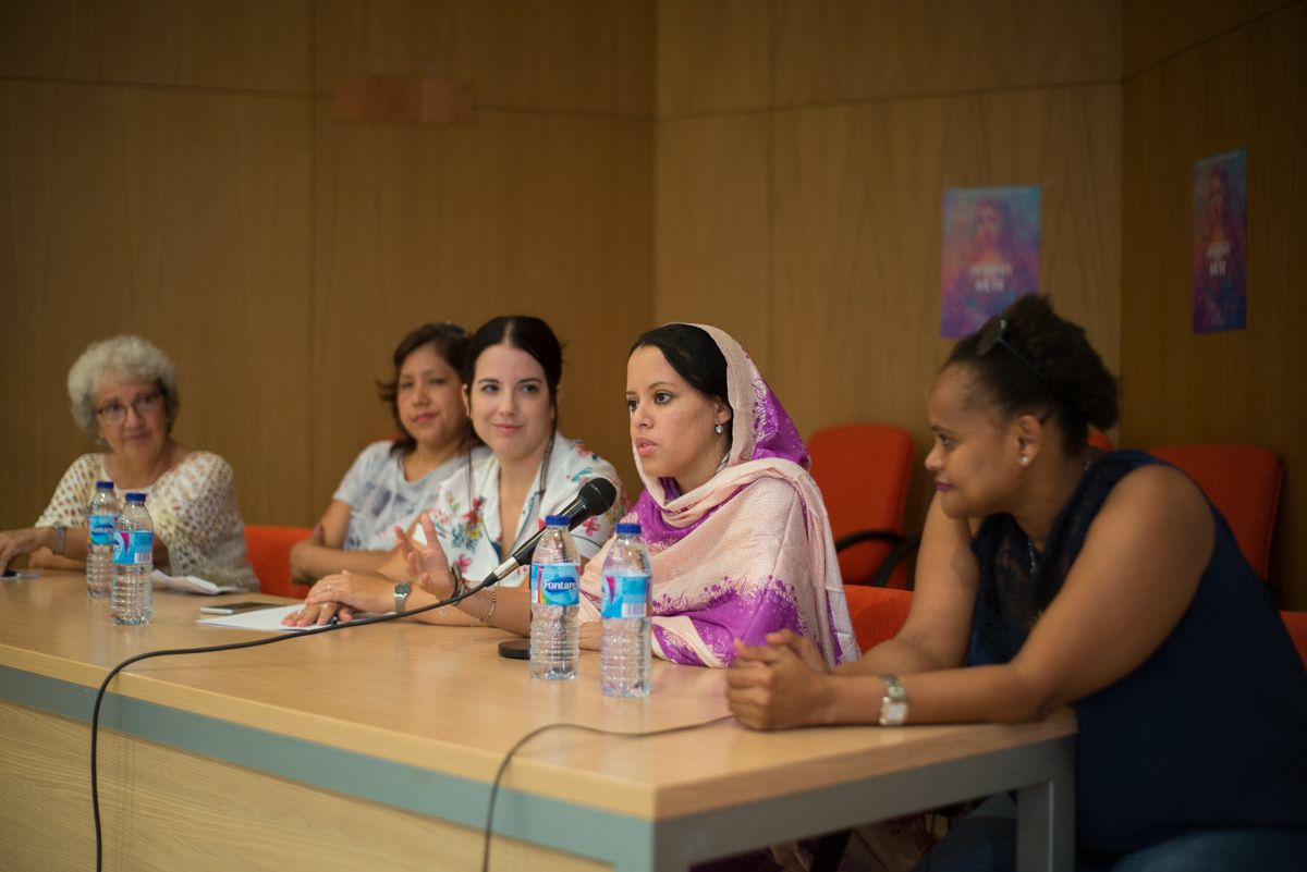 Yimane, Roxana, Emelina y Habiba, junto a Yolanda Rosado, de Ceain, contando sus experiencias. FOTO: MANU GARCÍA.