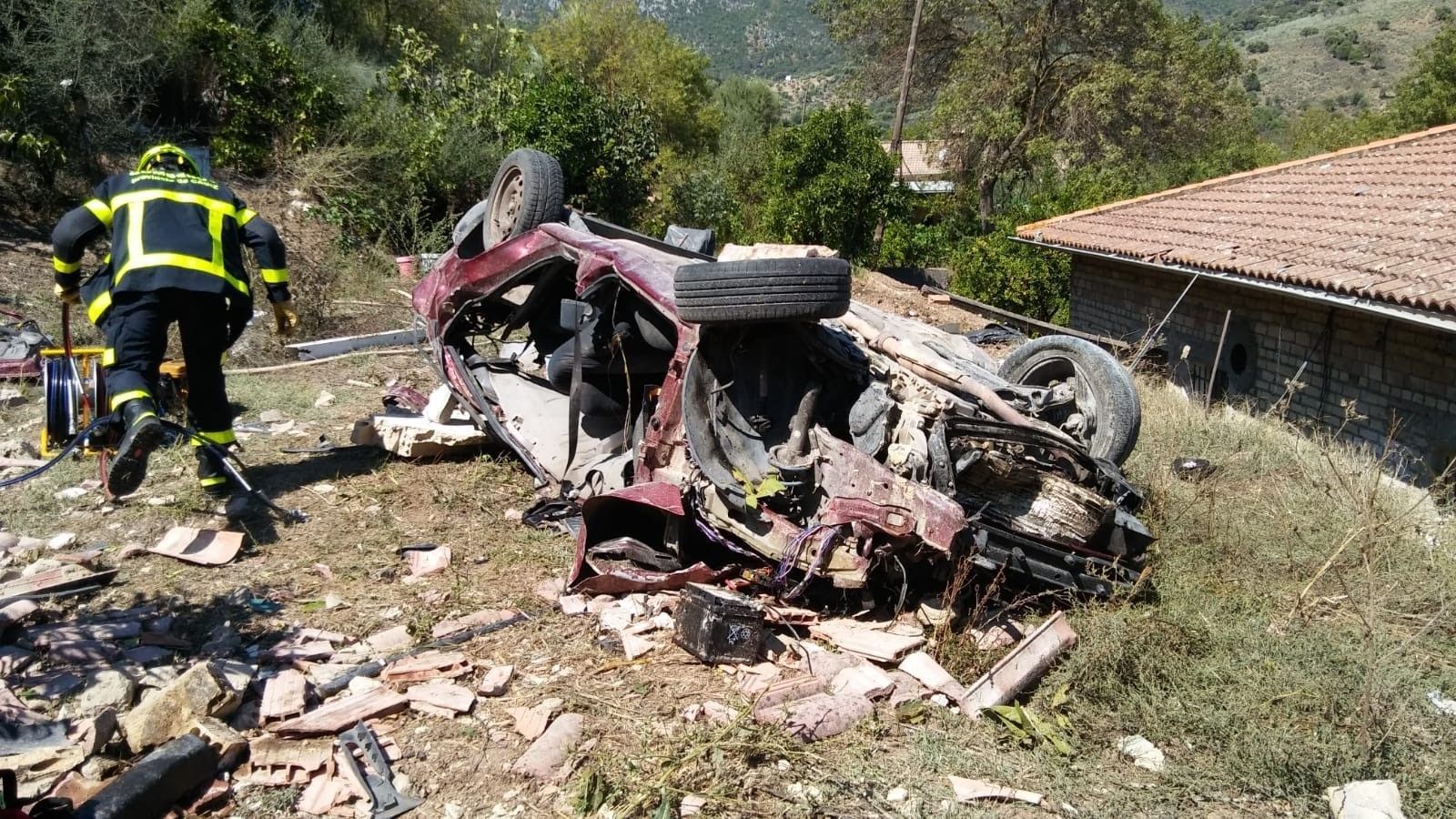 El coche tras el accidente. FOTO: BOMBEROS CÁDIZ. 