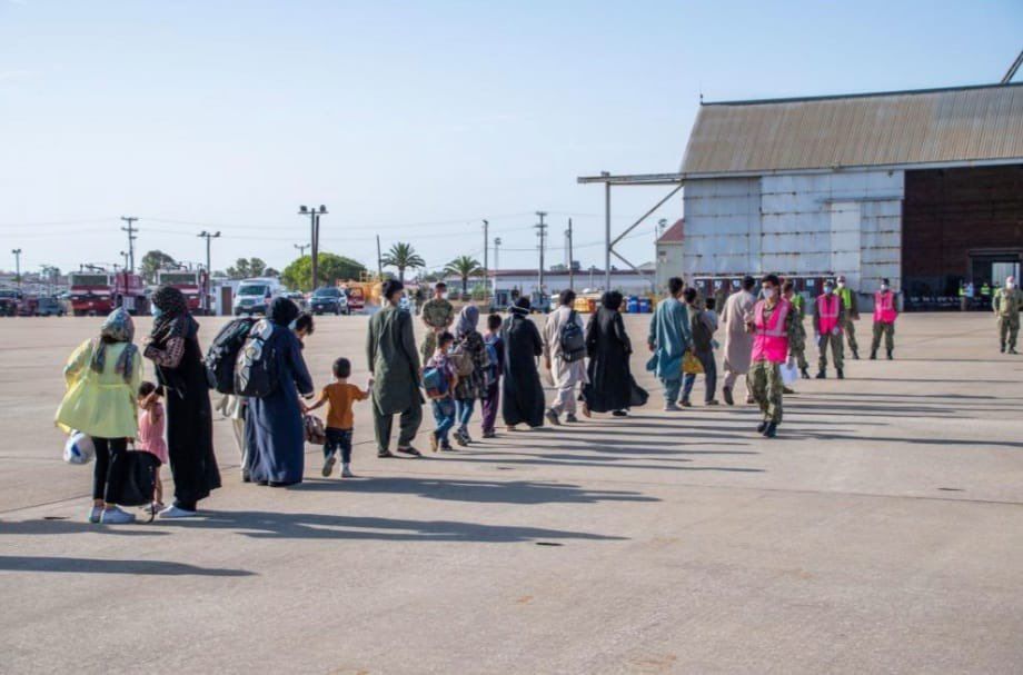 Refugiados afganos tras aterrizar en la Base de Rota este fin de semana.