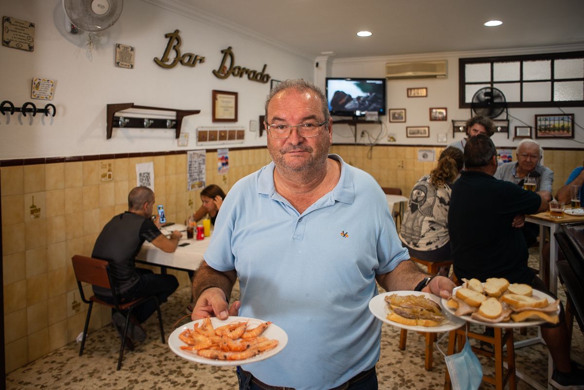 José Ramón con algunas de las especialidades del bar.