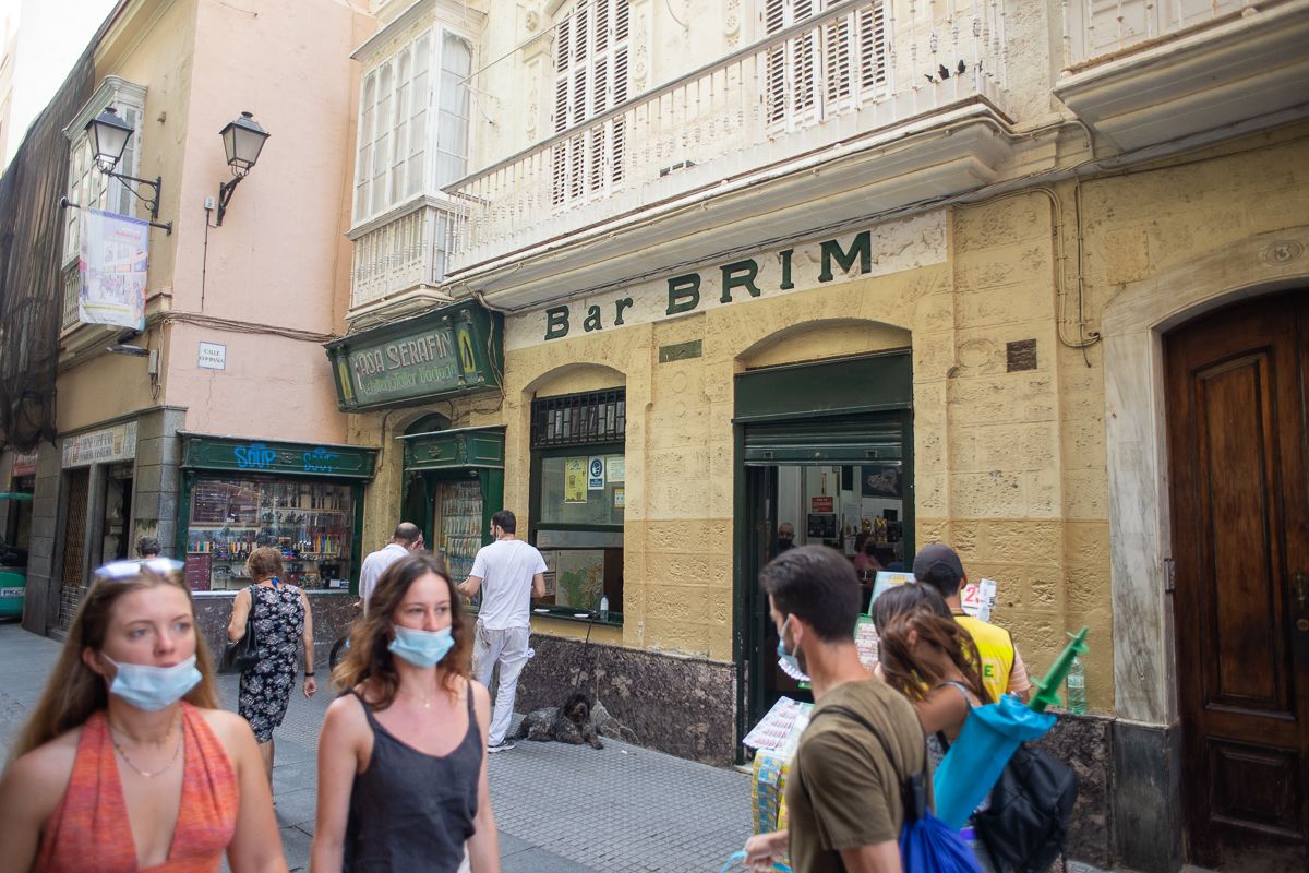 La concurrida calle Compañía, donde se encuentra el histórico Bar Brim