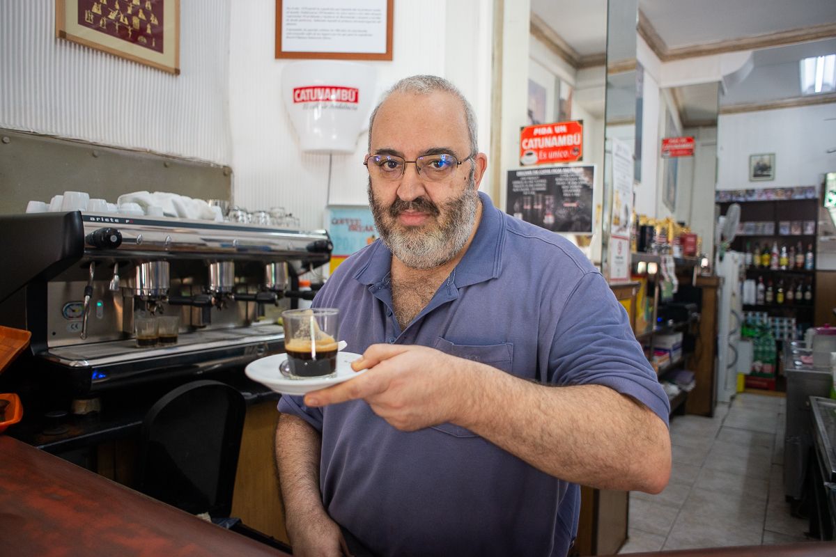 Antonio Díaz sostiene un café del Bar Brim en una entrevista para lavozdelsur.es