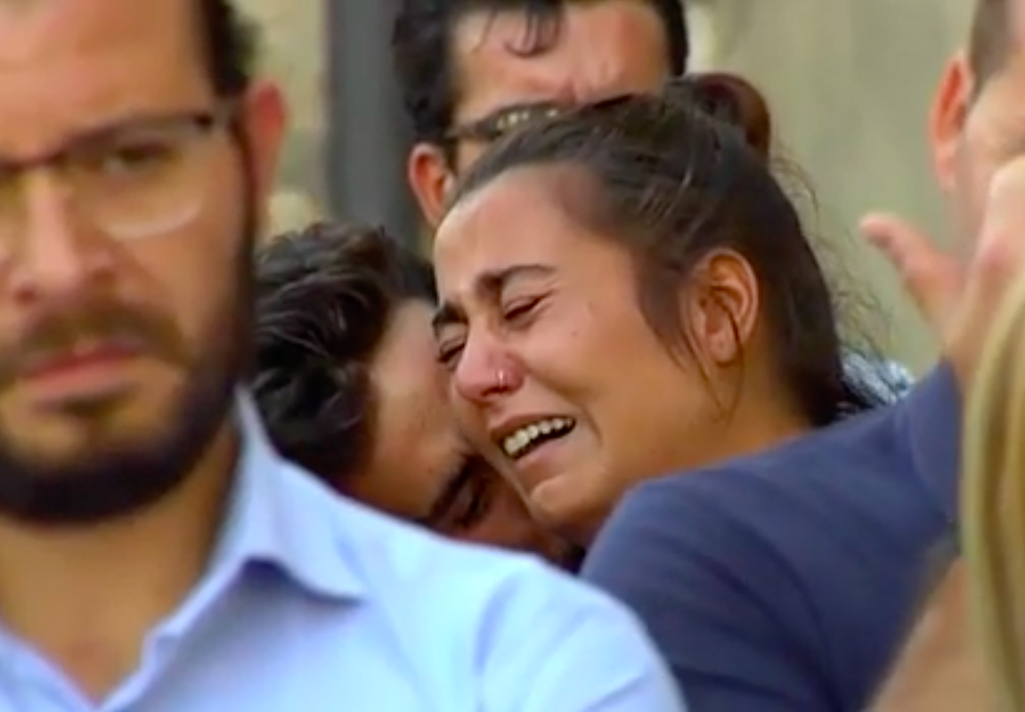 La hija de la mujer asesinada presuntamente por su pareja, rota de dolor. FOTO: AGENCIA ATLAS. 