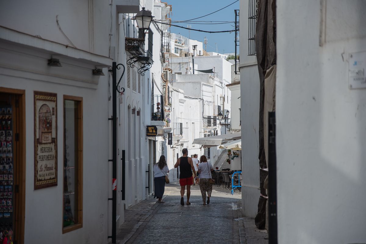 Varias personas pasean por las calles de Vejer, uno de los ayuntamientos andaluces afectados por la polémica sentencia del TC. Varias personas pasean por las calles de Vejer, uno de los ayuntamientos andaluces afectados por la polémica sentencia del TC.