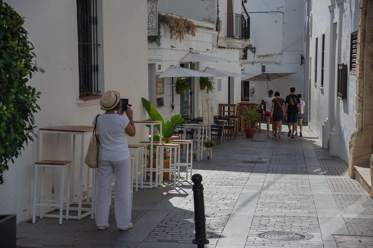 Personas paseando por Vejer, en la provincia de Cádiz, que registra la cifra más baja de toda la pandemia.