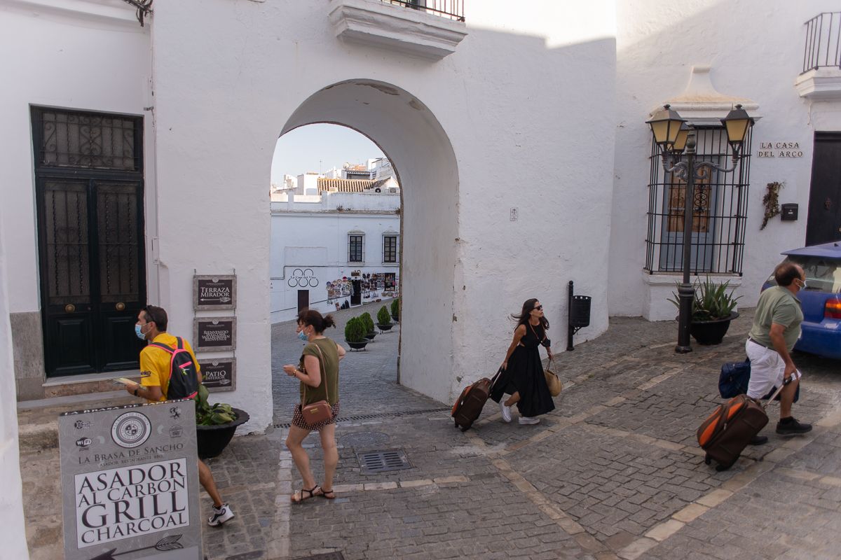 Turistas en Vejer, en la provincia de Cádiz, en una imagen de archivo. 