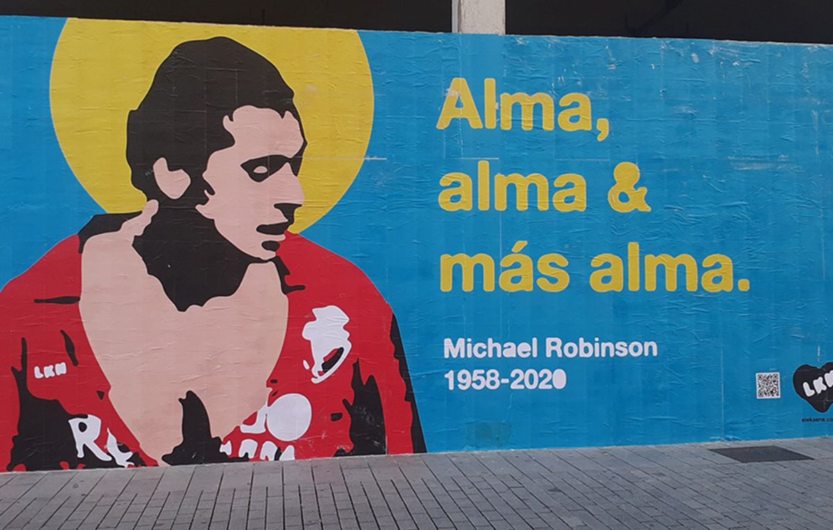 Mural en recuerdo del inolvidable Michael Robinson.   AITOR VIEDMA
