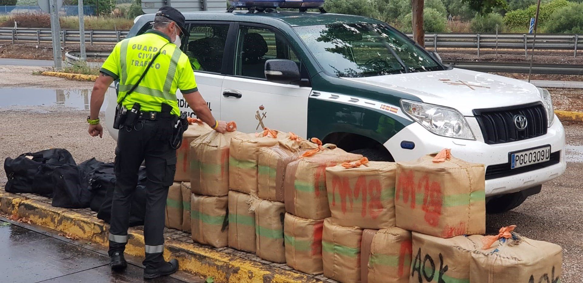 Intenta huir con más de 600 kilos de hachís en un coche robado en El Puerto.
