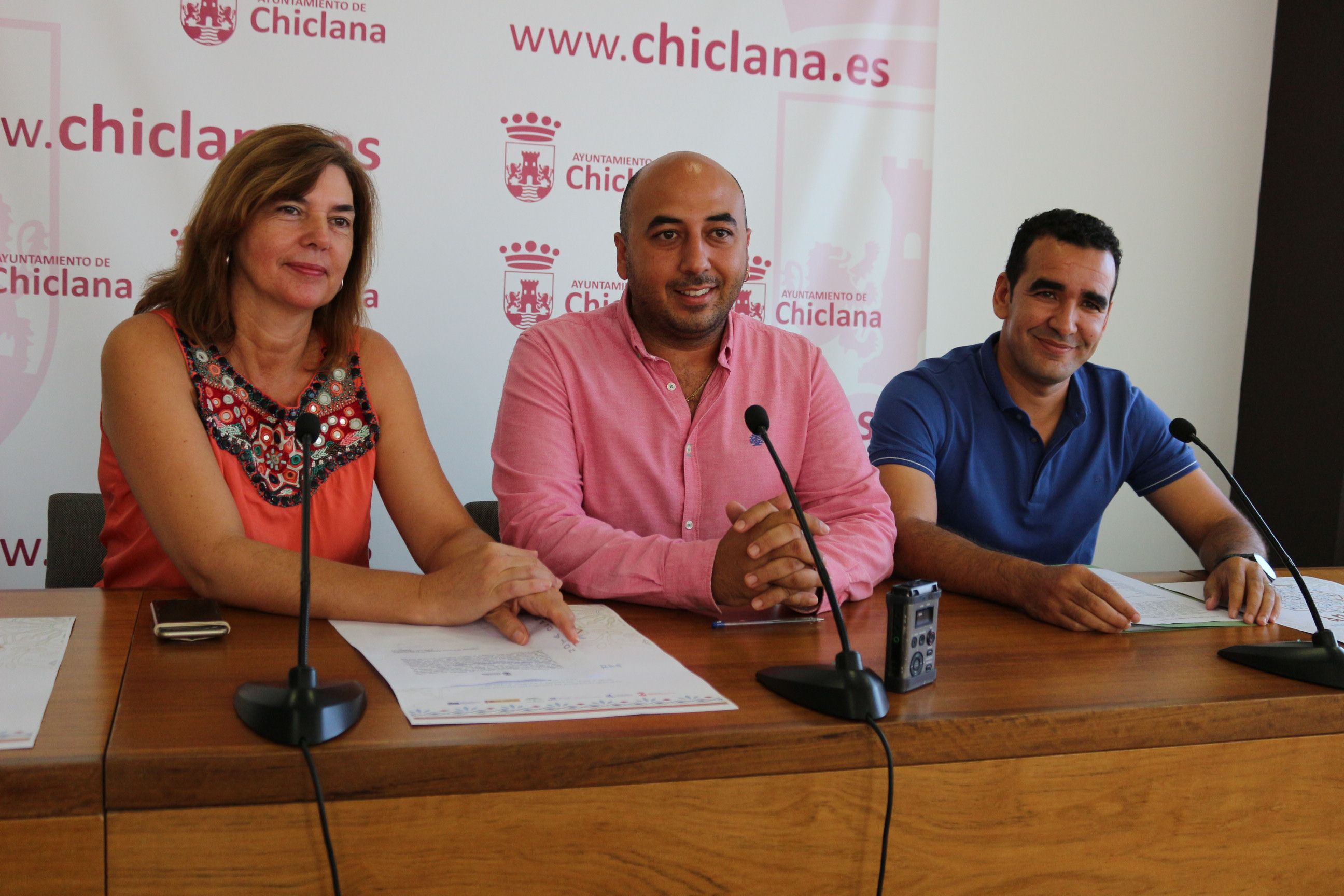 Representantes municipales con el promotor de la iniciativa.