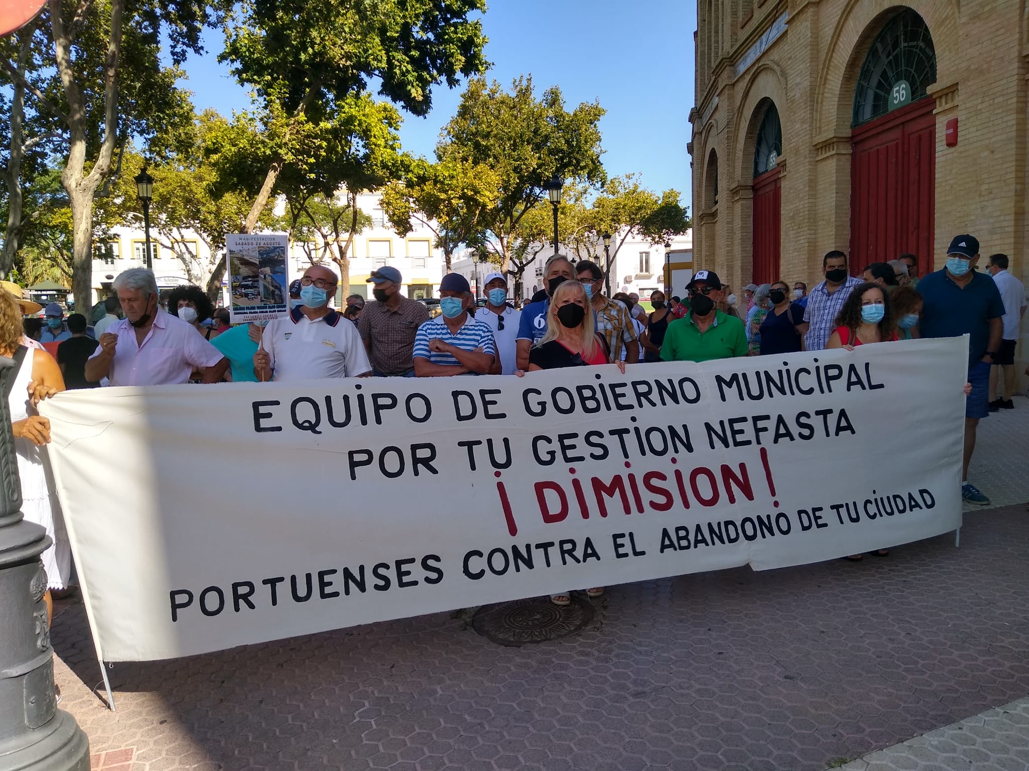 Manifestación contra el abandono de la ciudad en la plaza de toros de El Puerto.