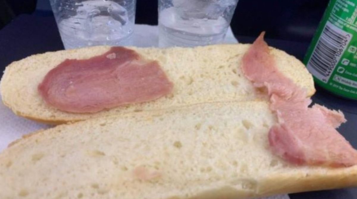 Una famosa piloto de carreras se come en un vuelo el bocadillo de bacon "más triste del mundo".