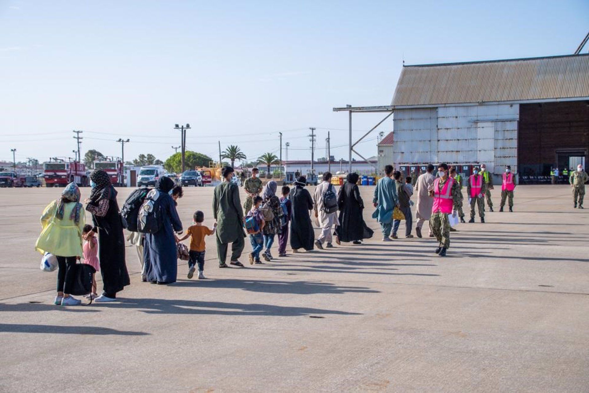Un grupo de refugiados afganos llegando a la Base de Rota.