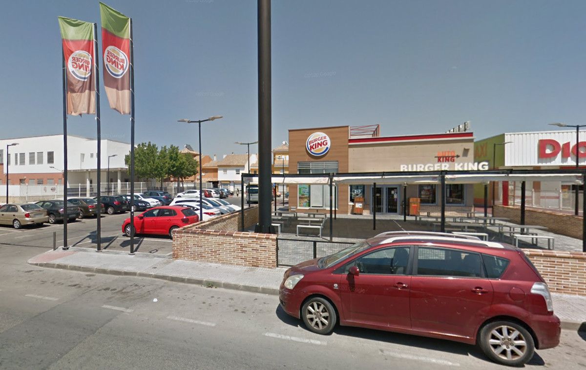 Empleados de un Burger King de San Fernando trabajan en plena hora del almuerzo con todo el local anegado