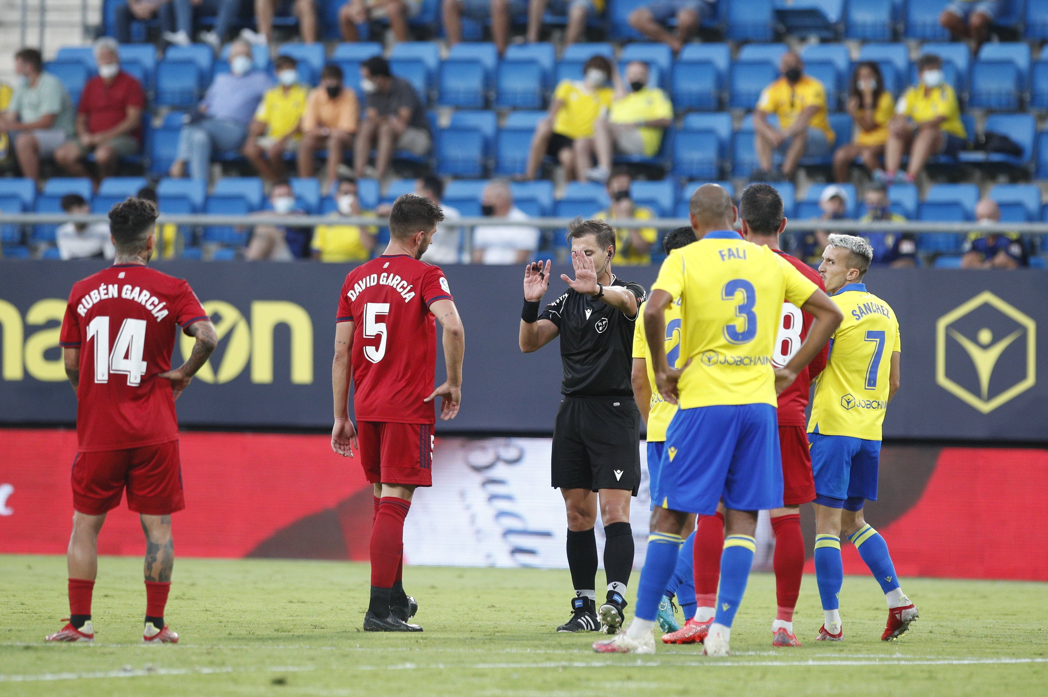 Hasta tres penaltis hubo en el Cádiz-Osasuna.