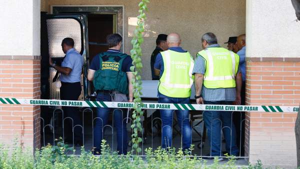 Agentes en la vivienda de la mujer asesinada por su expareja en Maracena. FOTO: EUROPAPRESS. 