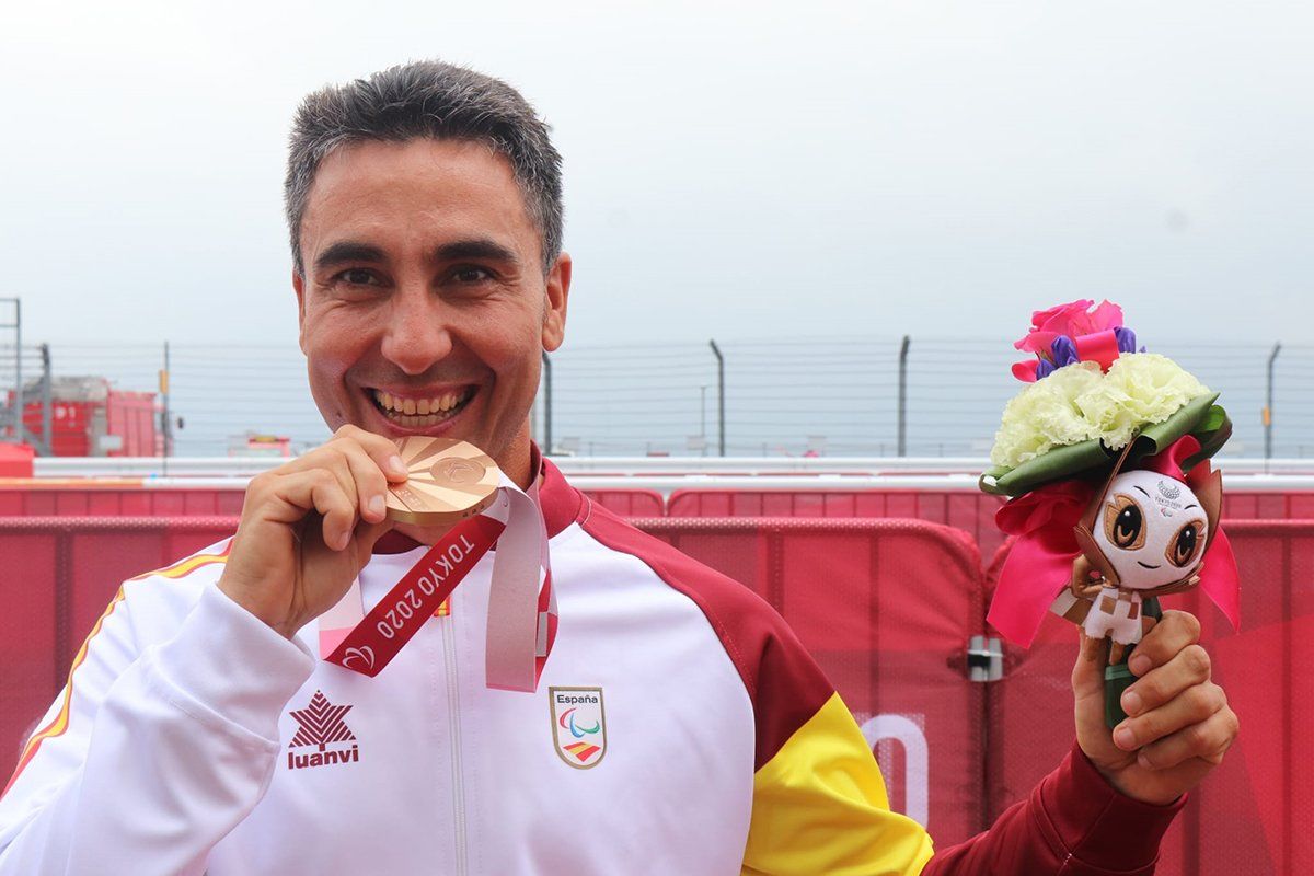 Luis Miguel García-Marquina muerde su medalla de bronce.   RFEC