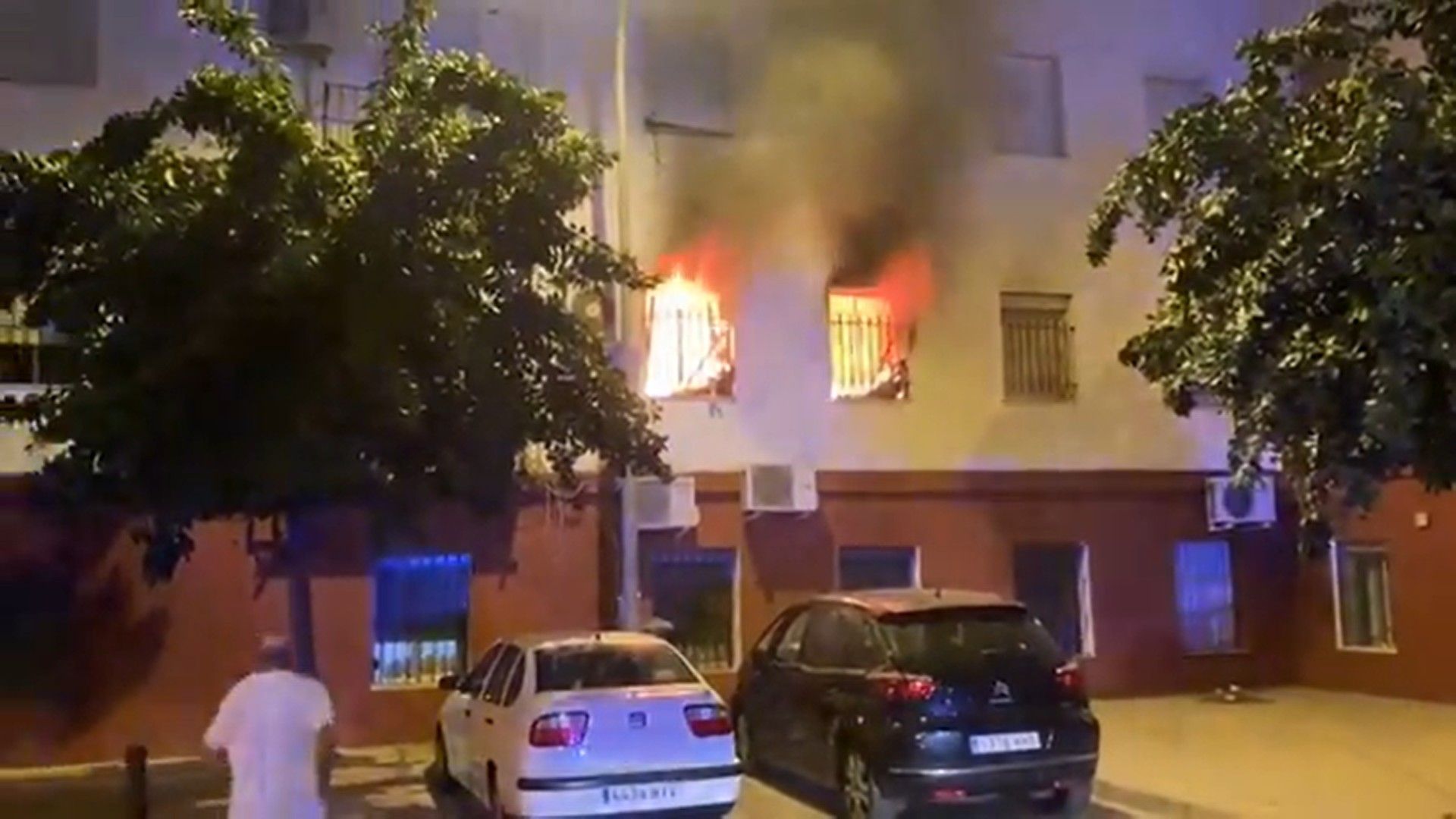 El aparatoso incendio en la barriada de El Tardón, en Sevilla