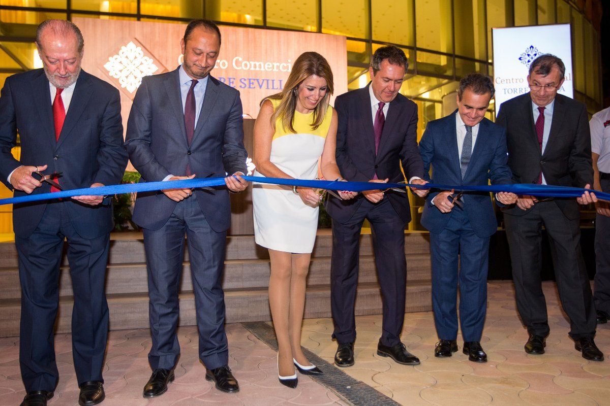 Corte de cinta inaugural de Torre Sevilla.