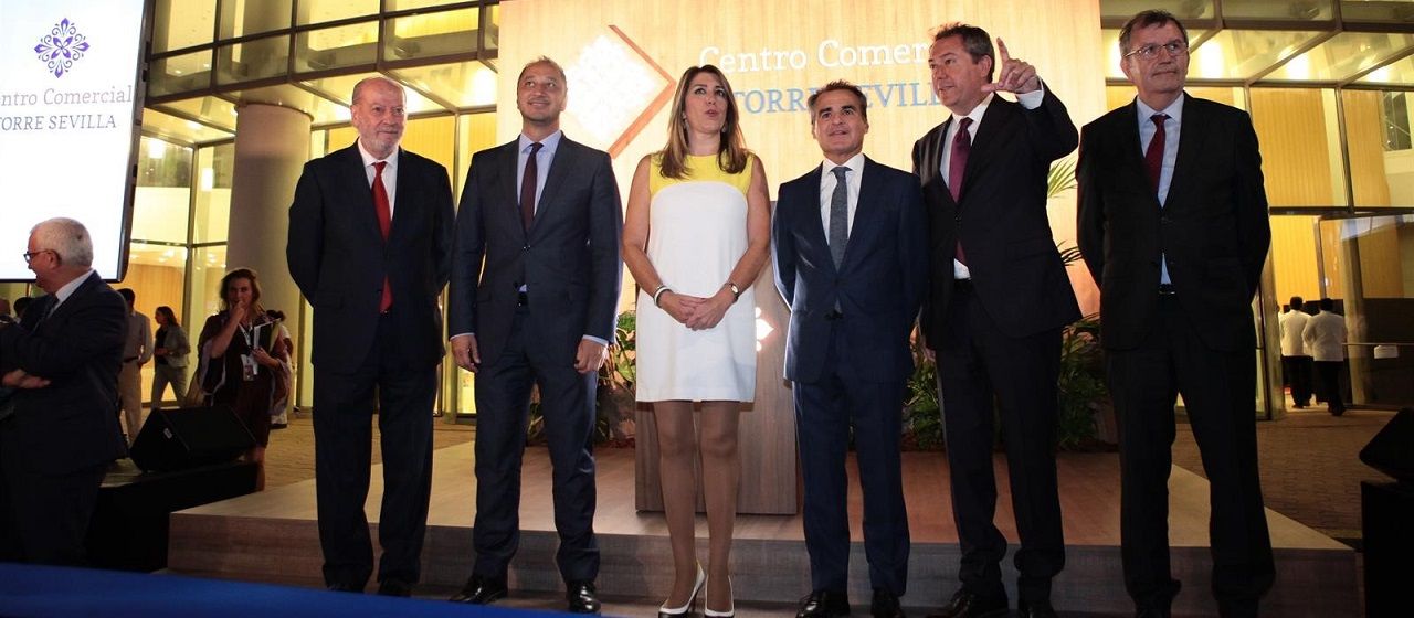 Autoridades andaluzas, entre ellas Susana Díaz, en la inauguración del Primark de Sevilla. 