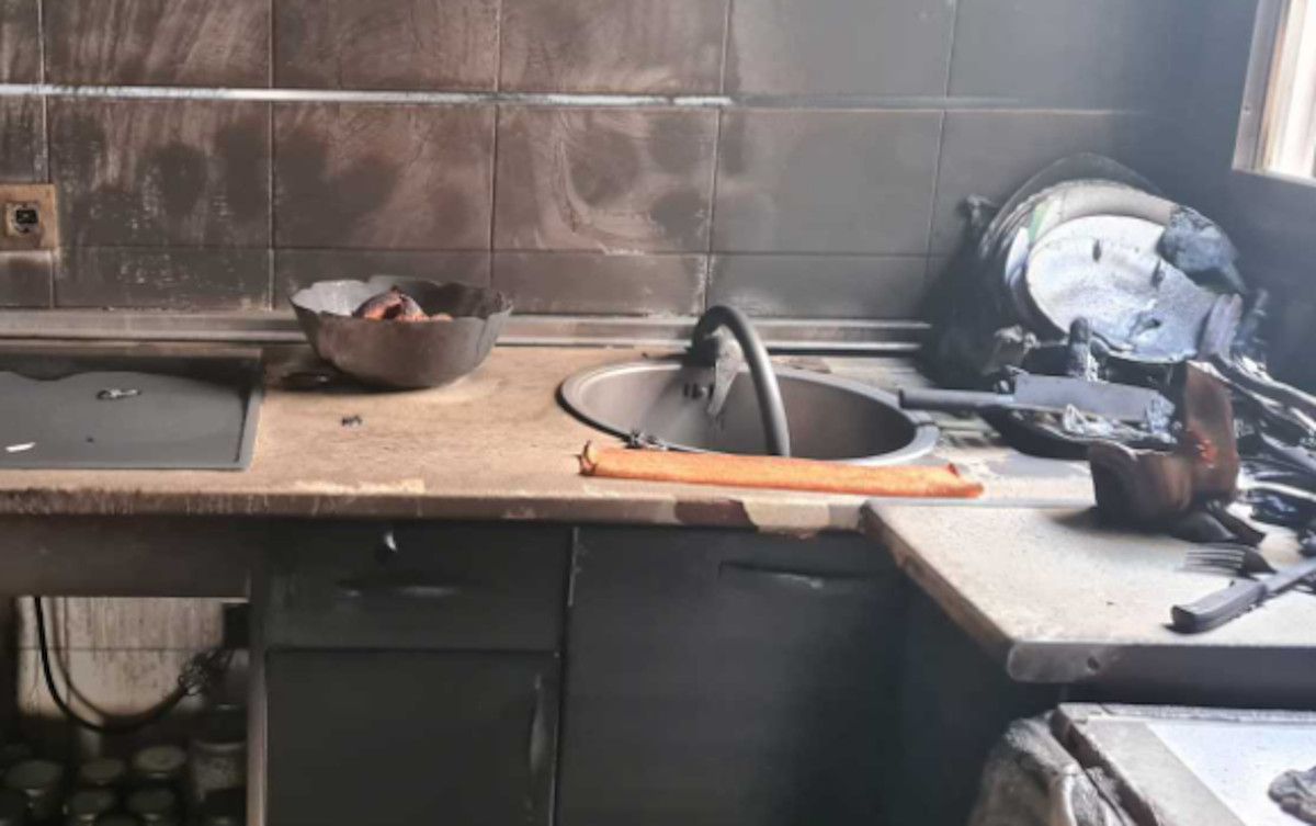 Estado de la cocina tras el incendio en la calle Cruces. Estado de la cocina tras el incendio en la calle Cruces.