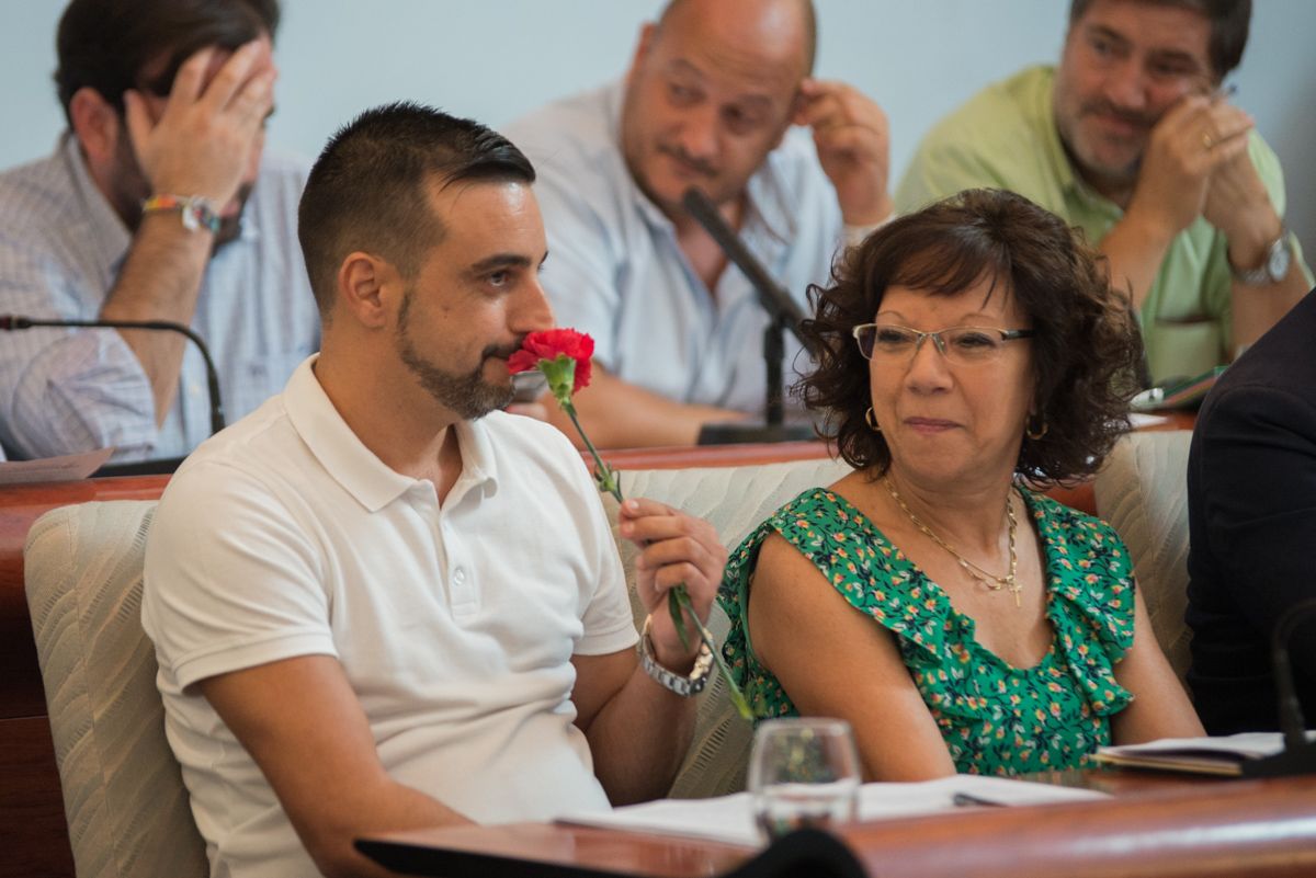 El teniente de alcaldesa José Antonio Díaz, con un clavel durante el pleno. FOTO: MANU GARCÍA