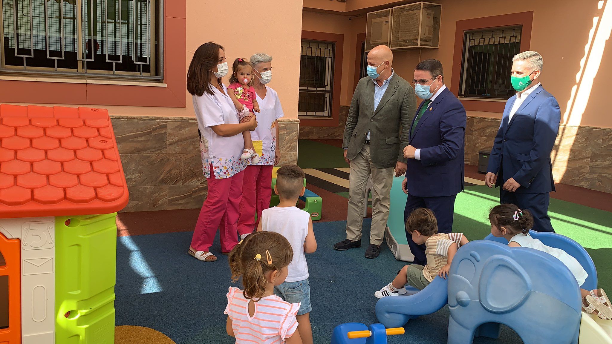 Javier Imbroda, en su visita a las aulas en el inicio del curso del primer ciclo de Infantil. El consejero de Educación y Deporte ha anunciado las plazas para maestros y profesores en 2022.
