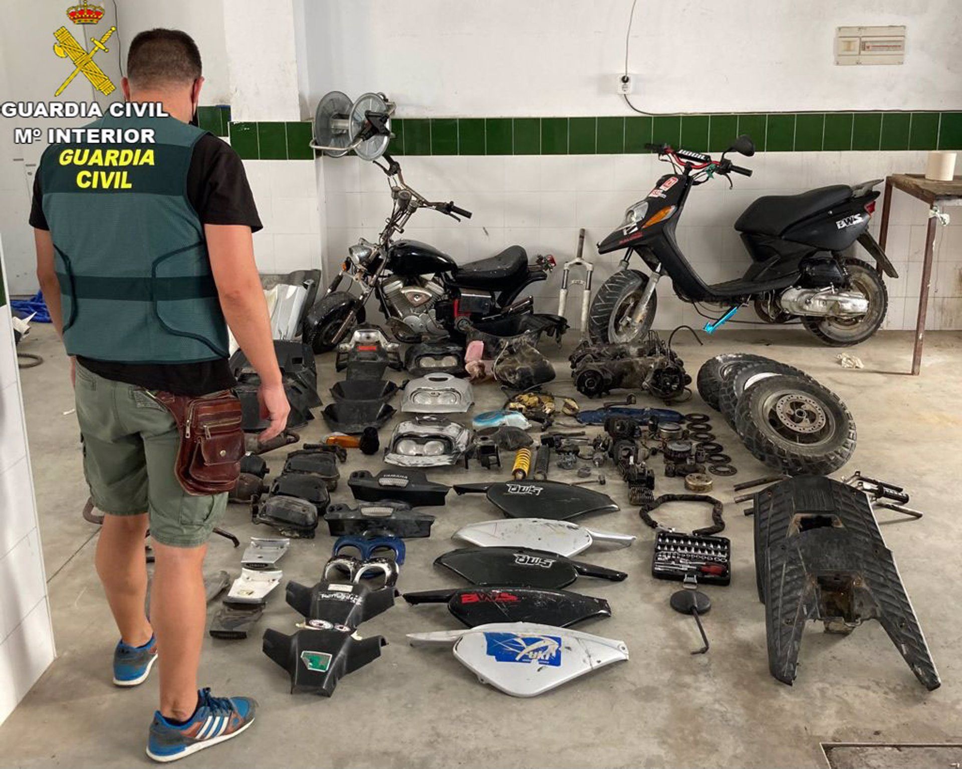 Las motos y piezas incautadas a los tres detenidos en Barbate