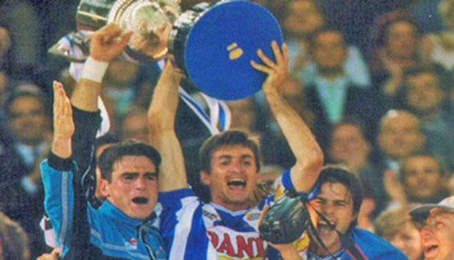 Arteaga, levantando la Copa del Rey del año 2000 como capitán del Espanyol.